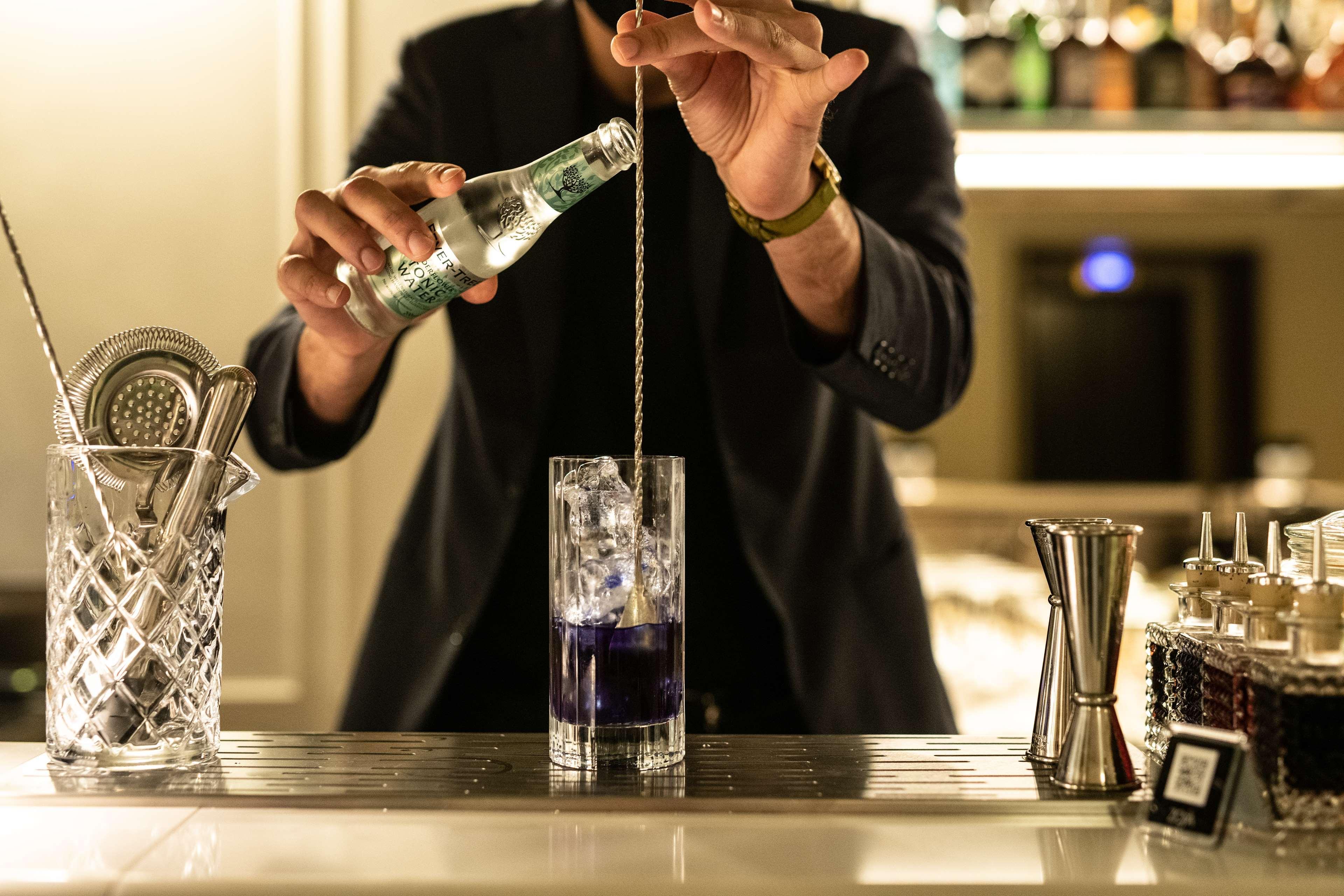 Radisson Collection Hotel, Palazzo Nani Venice Ngoại thất bức ảnh A bartender topping a cocktail with tonic water