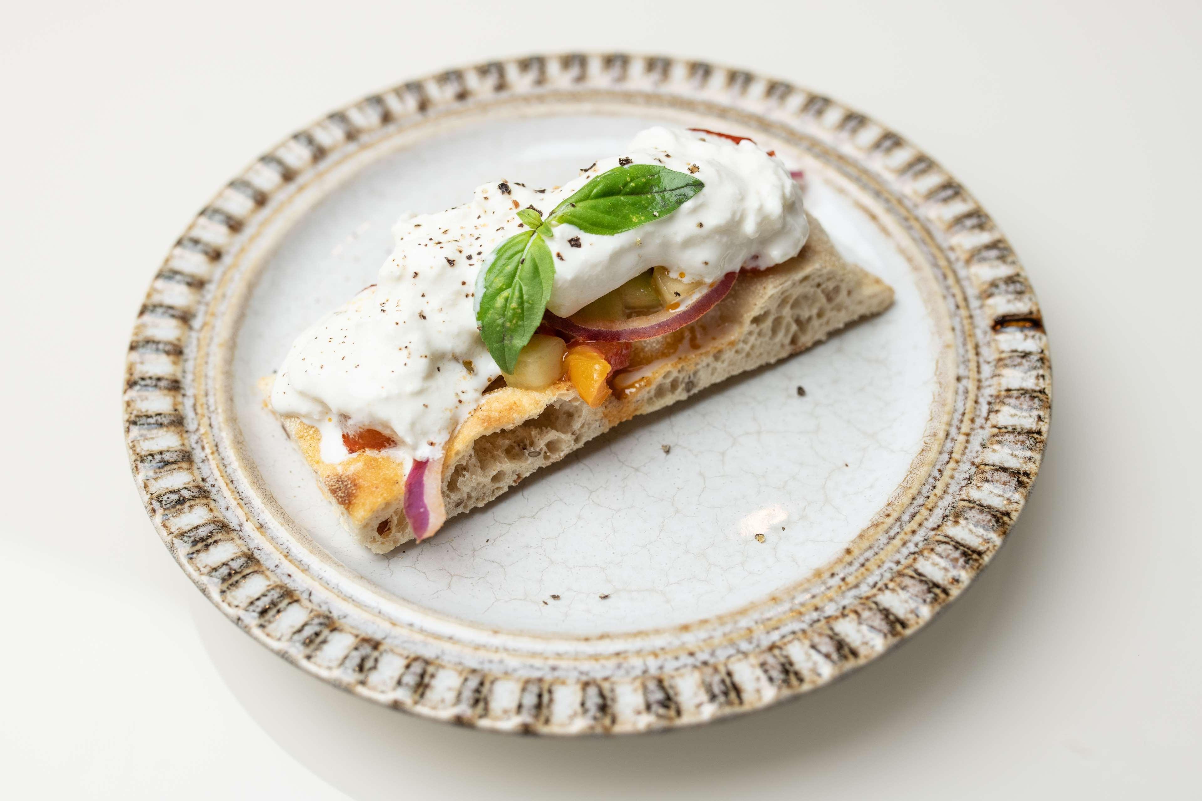 Radisson Collection Hotel, Palazzo Nani Venice Ngoại thất bức ảnh A piece of naan bread with a topping of yoghurt, red onion, and mango