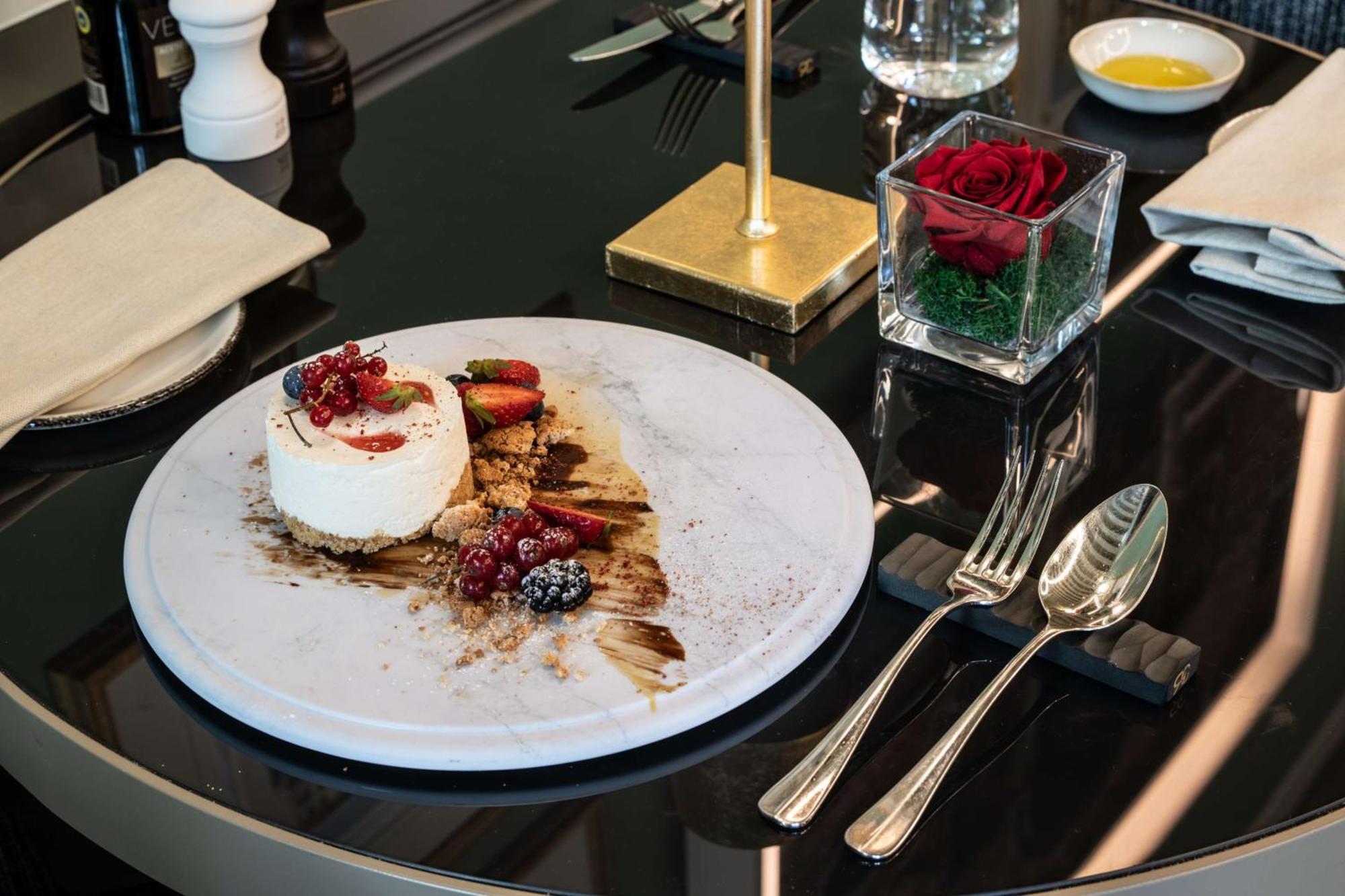 Radisson Collection Hotel, Palazzo Nani Venice Ngoại thất bức ảnh A dessert at the restaurant