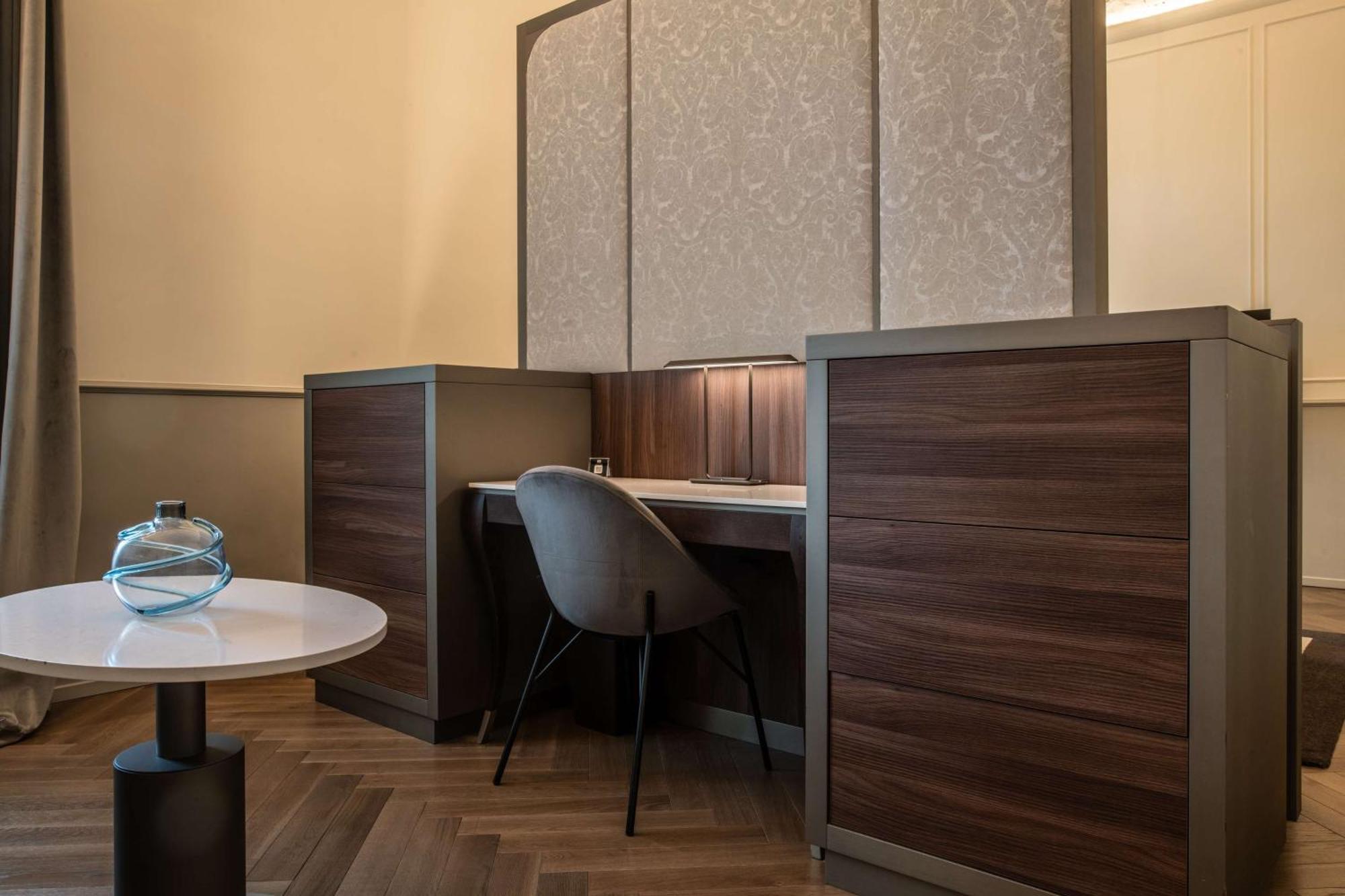 Radisson Collection Hotel, Palazzo Nani Venice Ngoại thất bức ảnh A work space at the library