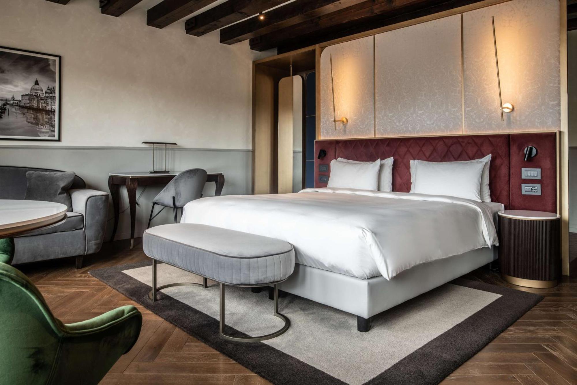 Radisson Collection Hotel, Palazzo Nani Venice Ngoại thất bức ảnh A bedroom at the hotel